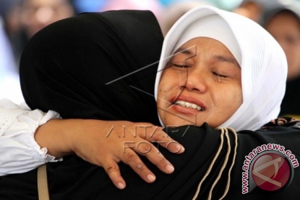 Jamaah calon haji asal Lhokseumawe menangis saat berpamitan dengan keluarganya sebelum keberangkatan di Aceh, Sabtu - 20150913antarafoto-Jamaah-Haji-Aceh-120915-Rmd-1_1