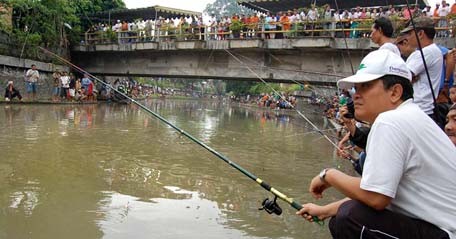 Mancing ikan lele di sungai mendapat rekor kail pancing