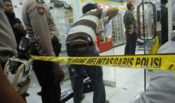Perampok Minimarket Indomaret di Tangsel Diduga Perampok Minimarket Indomaret di Tangsel Diduga