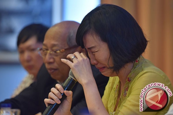 Veronica menangis saat bacakan surat dari Ahok Veronica menangis saat bacakan surat dari Ahok