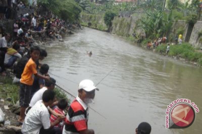 Ilustrasi Memancing Secara Massal Di Sungai Foto Fkwa Blogspot Com