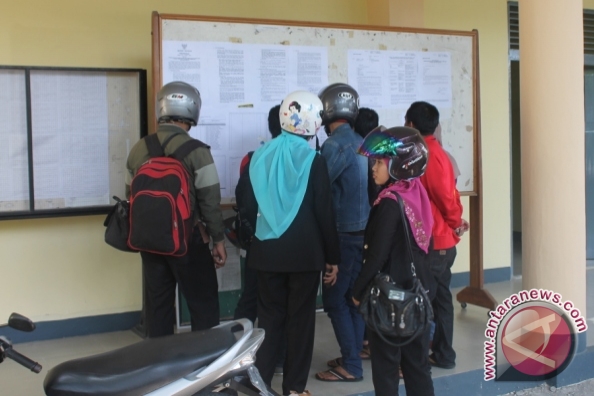 Sejumlah pencari kerja sedang melihat pengumuman penerimaan CPNS di
