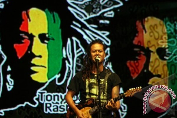 ... Penyanyi yang juga ikon musik reggae Indonesia, Tony Q Rastafara ... - tony2