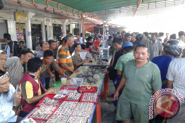 pameran akik sekayam diminati warga malaysia antara news pameran akik sekayam diminati warga malaysia antara news