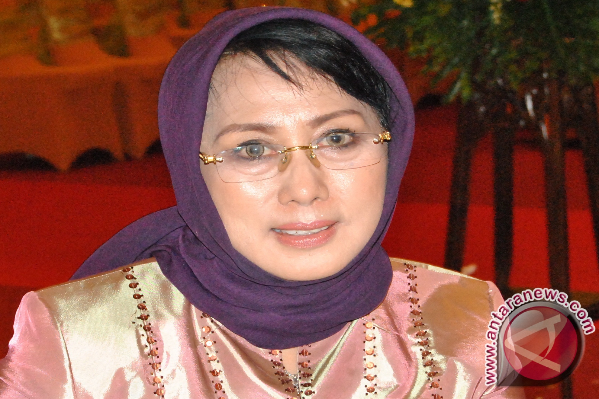 Puji Astuti Serahkan Bantuan Provinsi untuk 27 Kelompok Tani - 20130105hj-puji-astuti