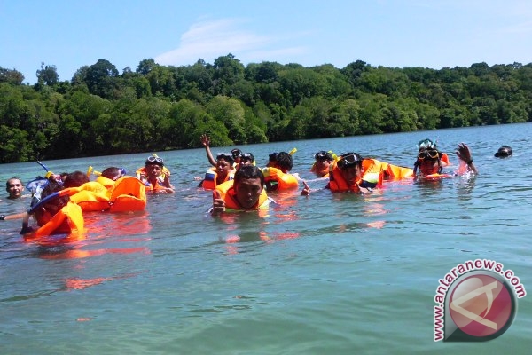 sepotong surga di derawan antara news kalimantan timur sepotong surga di derawan antara news kalimantan timur