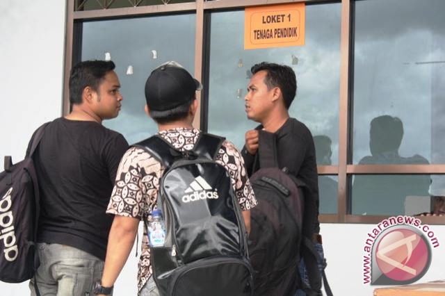 Para pelamar Calon Pegawai Negeri Sipil (CPNS) akan menyerahkan berkas