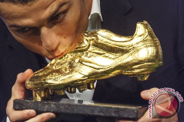 ronaldo raih sepatu emas keempat kalinya antara news ronaldo raih sepatu emas keempat kalinya antara news