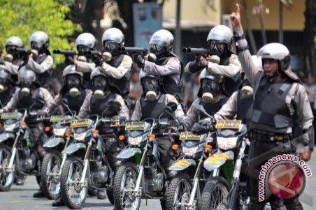 Anggota Polri sedang melakukan pengamanan. (FOTO ANTARA/M. Risyal