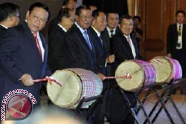 Mantan Wapres Jusuf Kalla (kanan) bersama Menkokesra Agung Laksono