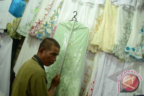 Aneka macam mukena (ANTARA FOTO/Nailin In Saroh) Aneka macam mukena (ANTARA FOTO/Nailin In Saroh)