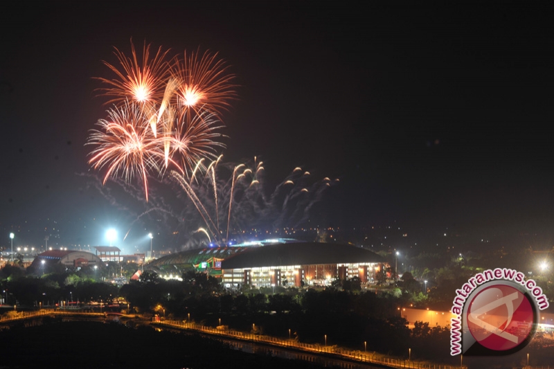 Parade kembang api pada acara penutupan event olahraga negara-negara ...