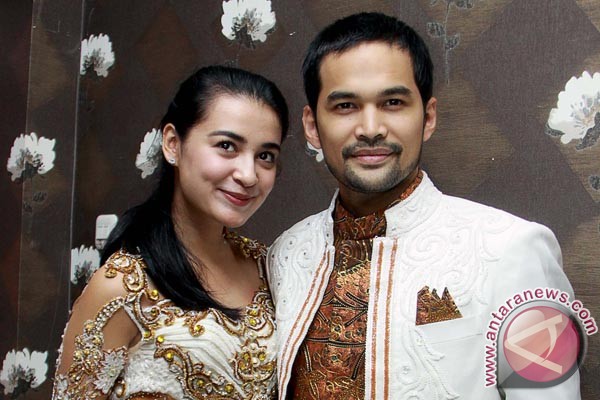 Pasangan artis Shireen Sungkar (kiri) dan Tengku Wisnu (kanan) berpose