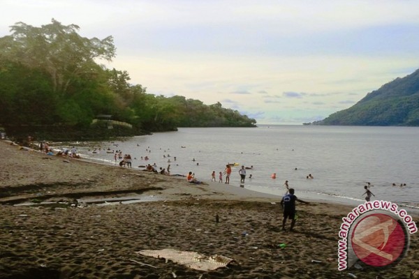 Korem Babullah bersihkan Pantai Sulamadaha