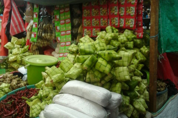 Perajin anyaman ketupat mulai bermunculan