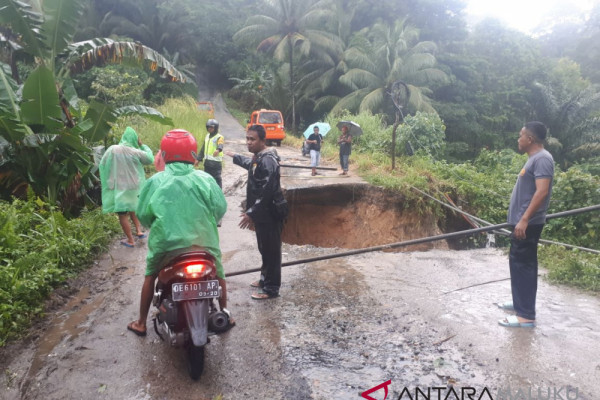 Akses jalan sejumlah negeri Leitisel terancam putus