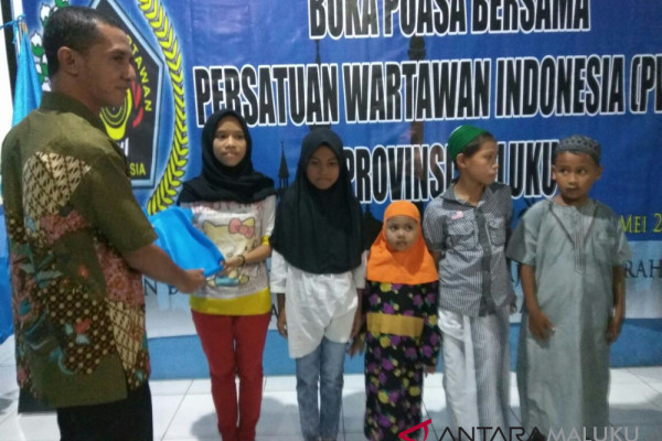 PWI Maluku berbuka puasa dengan anak yatim