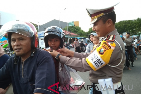 Ditlantas bagikan takjil ke pengendara roda dua