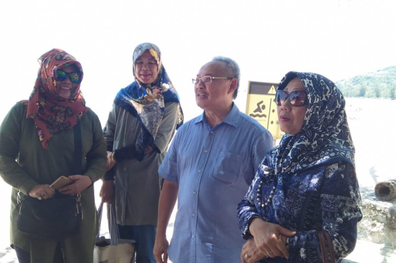 Wisatawan Brunei Darussalam kagumi Pantai Tanjung Pesona Bangka (Video)