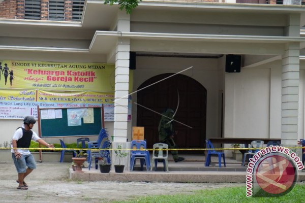 Teror Bom di Gereja Santo Yosep Medan, Pastor Terluka 