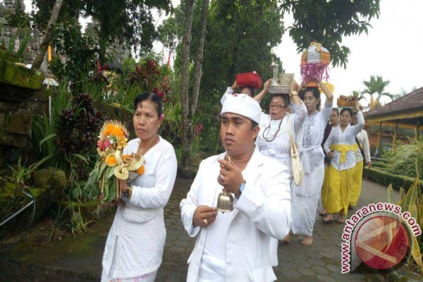 STAHN Mpu Kuturan Ngayah di Pura Lumajang Jatim - ANTARA 