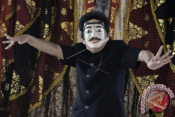 Trio Maestro Menarikan Koleksi Topeng Museum Bali