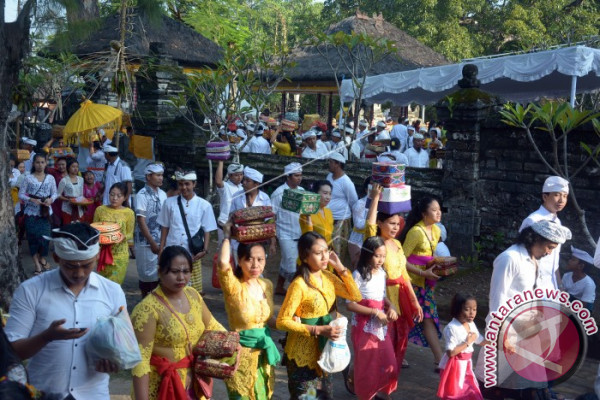 Umat Hindu Buleleng Laksanakan Ritual Kuningan