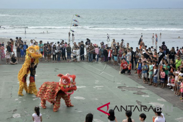 Atraksi barongsai hibur pengunjung pusat perbelanjaan Badung
