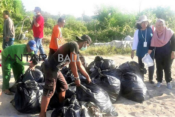 DLHK Denpasar bersihkan Pantai Mertasari