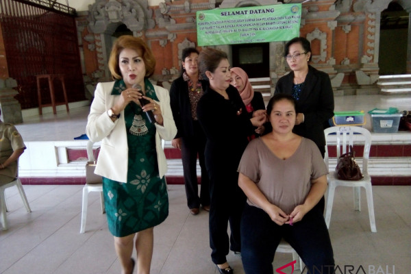 PKK Guang ikuti pelatihan tata rias dan pengolahan sampah