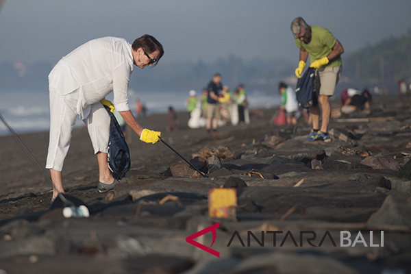 Finance Minister gives incentive funds for Bali on plastic limitations