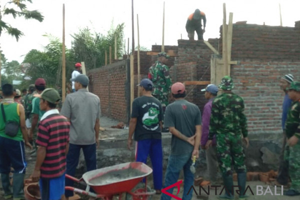 TNI lakukan bedah rumah warga miskin di Jembrana
