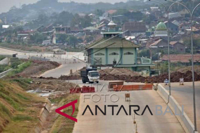 Masjid masih berdiri di tengah tol