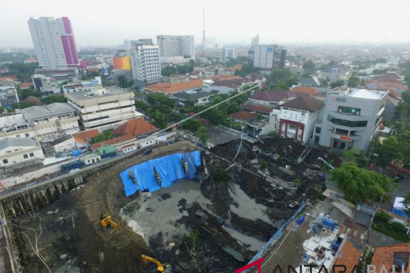 Jalan amblas di Surabaya
