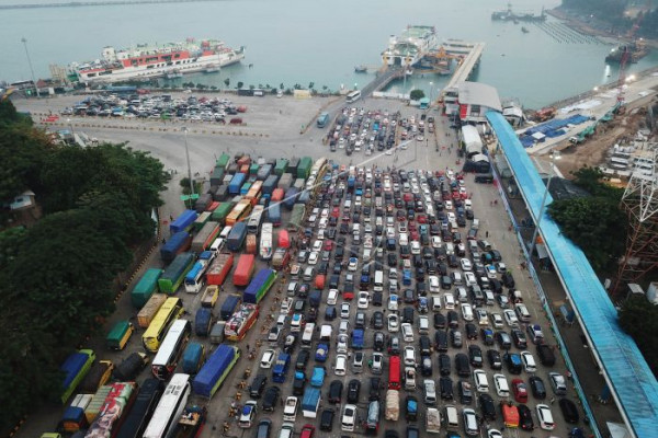 Antri Kendaraan Untuk Masuk Ferry Di Merak