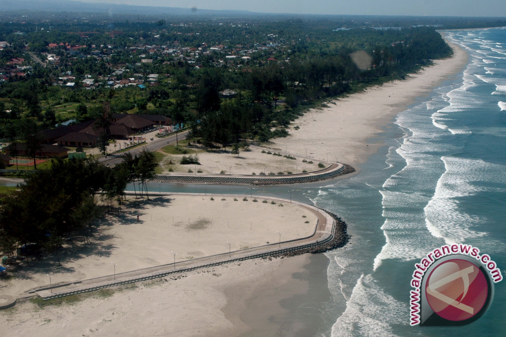 Pengamat: polemik Pantai Panjang Bengkulu rugikan ...