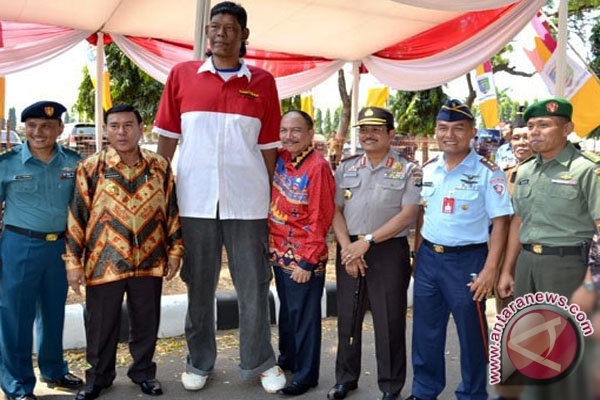 Manusia tertinggi di Indonesia meninggal dunia - ANTARA 