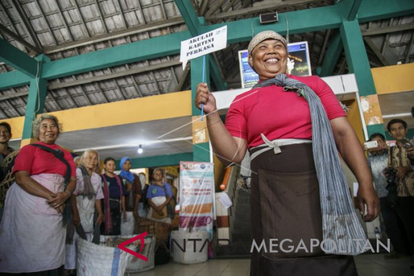 KARTINI DI PASAR BERINGHARJO YOGYAKARTA