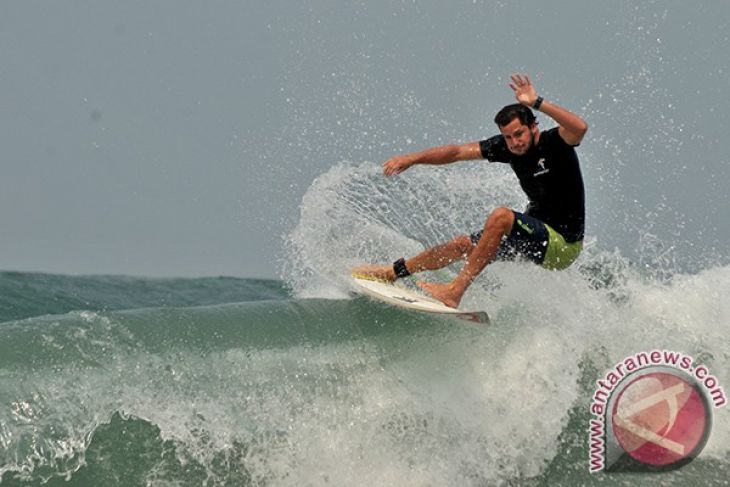 Selancar daya tarik wisman di Simeulue