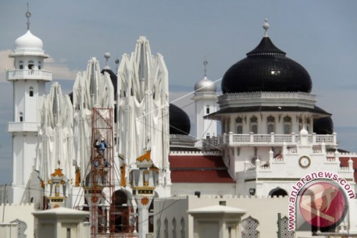 Payung Masjid Raya rusak akibat angin kencang