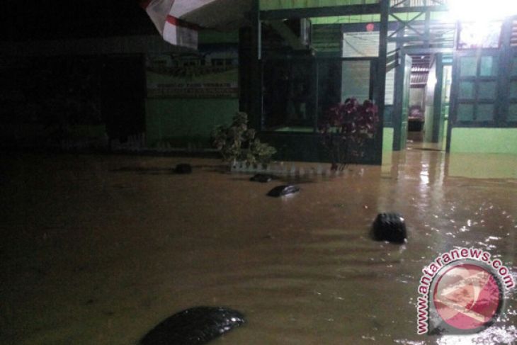 Pos Koramil Tadu Raya dikepung banjir
