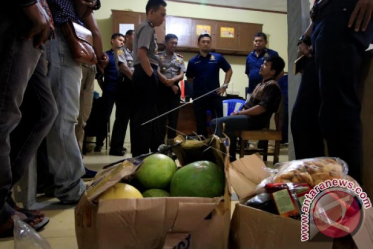 Mengaku bawa bom seorang pria ditahan polisi