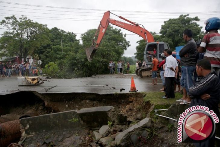 Badan jalan longsor di Aceh Selatan