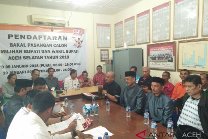 Ribuan pendukung antar pasangan Azam mendaftar