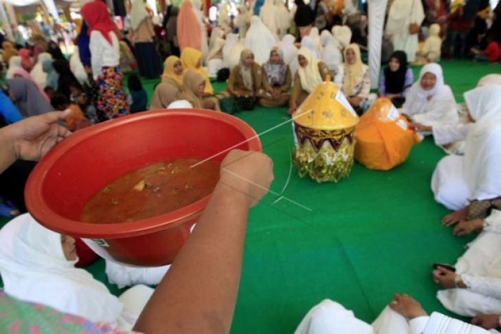 Belasan ribu warga hadiri maulid akbar