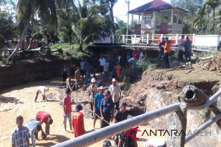 Lumpur timbun badan jalan di Aceh Selatan