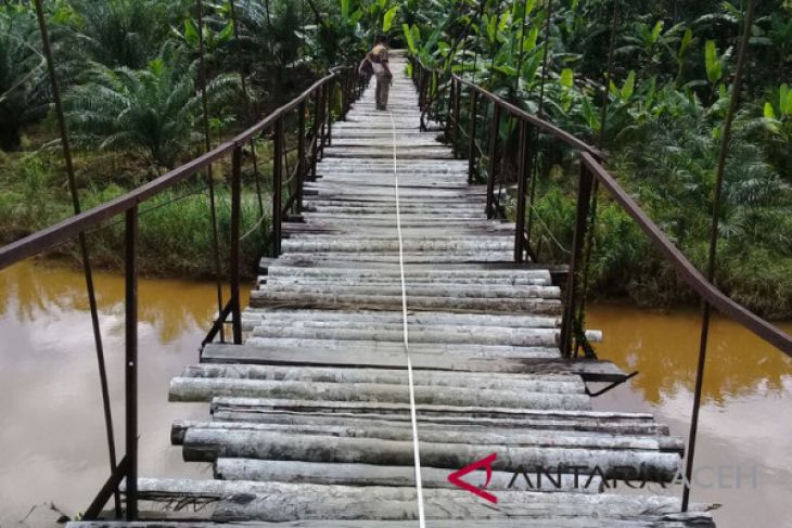 Jembatan penghubung Aceh Barat terancam ambruk