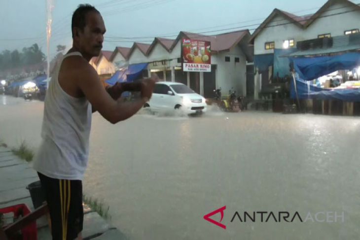 Dua kecamatan Aceh Barat dikepung banjir