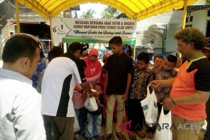 KWPSI bagikan daging untuk 85 anak yatim