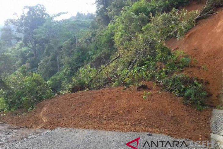 Longsor tutupi badan jalan di Aceh Tengah